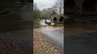 Volkswagen Touareg vs Water Splash