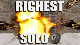 raiding the RICHEST SOLO on the server