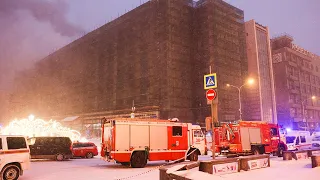 Крупный пожар в центре Москвы. Пламя охватило три строения во дворе «Известия Hall»