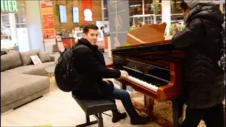 Spontaneous Piano Medley at a Furniture Store – THOMAS KRÜGER