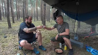 Biwak w deszczu | Leśna kuchnia Bartosza | Bushcraft z piesem