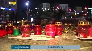 В центре Киева собрались люди, чтобы почтить память погибших под Волновахой