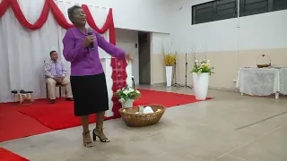 Pastora  Terezinha louvando lindamente ao nosso bom e maravilhoso  Deus  é lindo demais.