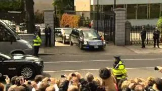 Obama's car gets stuck at US Embassy