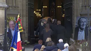 Le cercueil de Jean-Pierre Pernaut entre sous les applaudissements dans la basilique Sainte-Clotilde