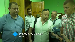 Потасовка и словесная перепалка: в миграционной службе произошёл скандал