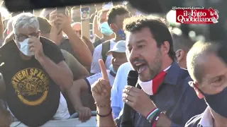 Mondragone, proteste al comizio di Salvini: costretto a interromperlo. Cariche contro manifestanti