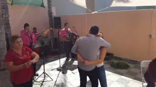 el cuñado y mi esposa bailando