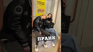 ПРАНК обнимаю девочек 🤗