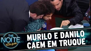 Murilo e Danilo caem em truque de mágico | The Noite (29/12/16)