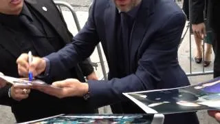 mark ruffalo signing autographs at the avengers premiere 4 11 12