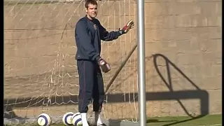 FC BARCELONA - VICTOR VALDES SOCCER LESSONS (1/4)