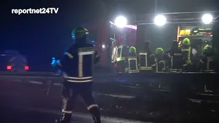 LKW durchbricht im Nebel Mittelschutzplanke auf A24 bei Walsleben