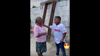 Jackson Barreto le canta a su abuela 👵 y le saca lagrimas 🥲