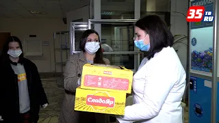 Волонтеры «Мы вместе» передали пироги врачам моногоспиталя