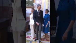 El rey #felipevi y la reina #Letizia muy pendientes de la #princesaLeonor en su gran día ❤️