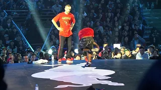 red bull bc one 2013 world finals in seoul - robin vs omar