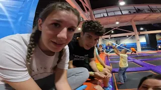 FAMILIAS Youtubers se RETAN en PARQUE de TRAMPOLINES  y Hacen ¡SUPER SALTOS!