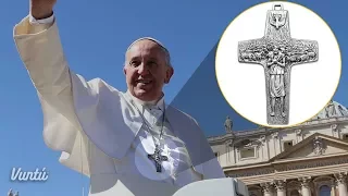 El escalofriante secreto del crucifijo que usa el Papa