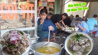 Quán Bún Măng Vịt lâu đời đông khách ở Sài Gòn