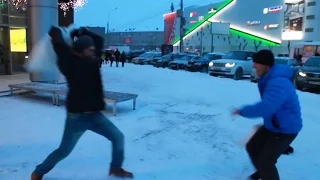 Бой подушками Pillow Fight Prank