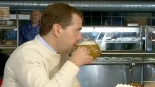 Putin and Medvedev grab a beer after May Day march