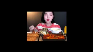 [asmr] eating tteokbokki (spicy fried rice cake) #shorts by Foodie Bang