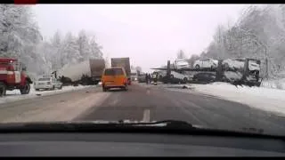 Сразу 4 грузовых автомобиля столкнулись на трассе вблизи деревни Зайцево Крестецкого района