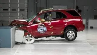 2008 Kia Sorento moderate overlap IIHS crash test