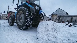 Чистим снег в деревне МТЗ 82П