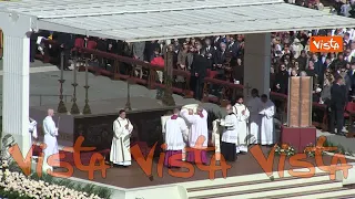 Papa Francesco arriva in Piazza San Pietro per la Messa di Pasqua