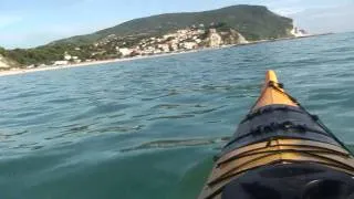 Luca in kayak tra i delfini a Numana 🐬 5.9.2011 🐬