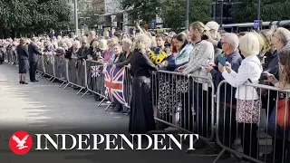 Earl and Countess of Wessex meet mourners and read cards for Queen in Manchester