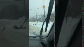 В Южно-Сахалинске светофор ветром снесло на пешеходный переход