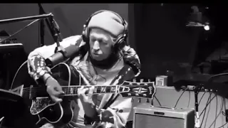 Rolling Stone, Keith Richards Jams in a Rehearsal Studio