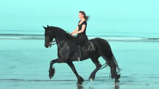 Laura en Fenna op strand Ameland