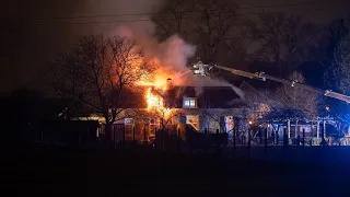 Zeer grote brand in woning met rieten dak in Eefde, speciale rietploeg moet erger voorkomen