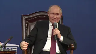 «Не удержался и съел второй кусочек!»: Путин рассказал, как Си угостил его уткой по-пекински