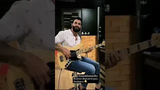 Gusttavo Lima  tocando baixo muito mal ?