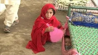 Thousands flee Pakistan offensive