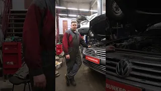 Дима рассказывает про Touareg и поздравляет коллегу😉