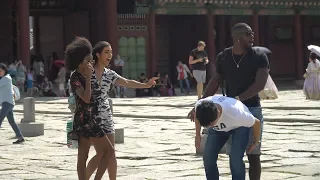 (prank) People's reactions when they fall on the street in an embarrassing position.