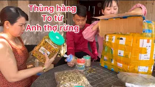 Khui thùng hàng to từ anh THỢ RỪNG thay mặt anh SANG VLOG cảm ơn ANH THỢ RỪNG