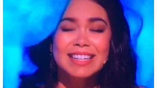 Moana Singer Gets Hit on Head at Oscars (Auli'i Cravalho)