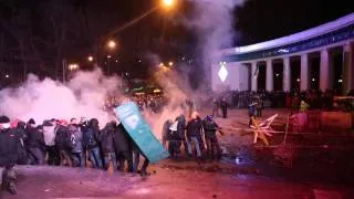 Police and protesters clash in Kiev on Hrushevskoho Street near government block  19 01 2014 on Vime