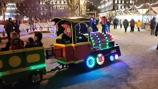 Прикольный "Паровозик из Ромашкова" катает детей по Манежной площади на Рождественской ярмарке...