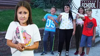 ¡La chica nueva resultó ser una traidora! ¡Eva está perdiendo popularidad en la escuela!