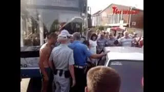 Самосуд над пьяным водителем в Алуште (CENSORED)