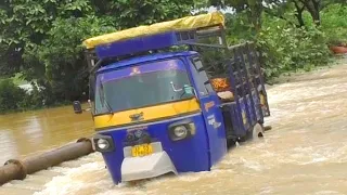 PIAGGIO Ape Xtra Tuk Tuk "AutoRickshaw 3 Wheeler" Driving in Flood Water | Crazy AutoWala