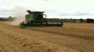 John Deere S690i combine working in UK on tracks